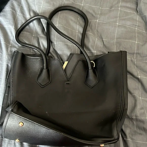 Black and White Structured Tote Bag with Gold Hardware - Picture 2 of 4